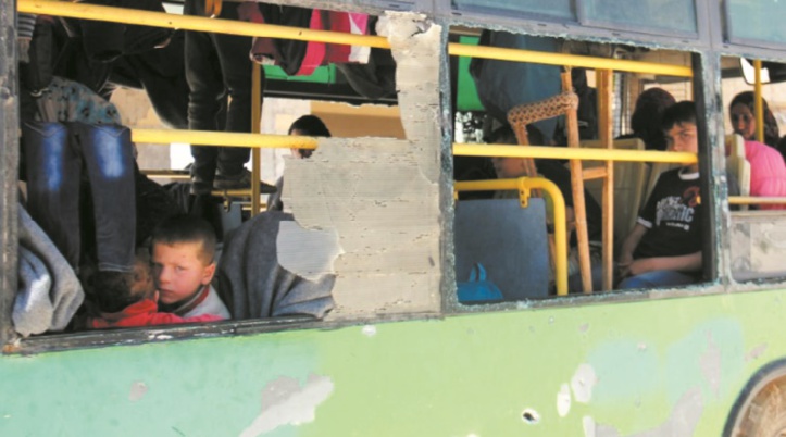 Les habitants évacués de villes syriennes  assiégées reprennent la route Les habitants évacués de villes syriennes  assiégées reprennent la route