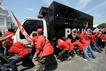 Le siège du gouvernement thaïlandais encerclé par 10.000 manifestants Le siège du gouvernement thaïlandais encerclé par 10.000 manifestants