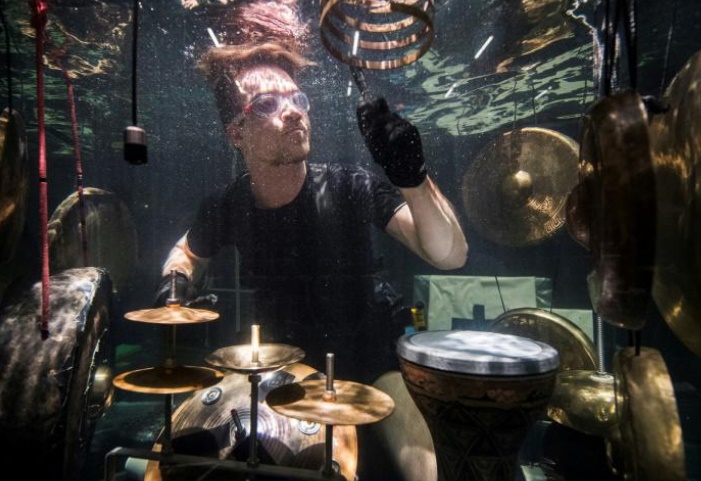 Des musiciens en aquarium font du bruit dans le monde du silence Des musiciens en aquarium font du bruit dans le monde du silence