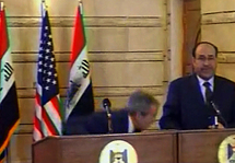 Le journaliste irakien qui a lancé ses chaussures sur Bush déclare avoir été torturé : Mountazer al-Zaïdi condamné Le journaliste irakien qui a lancé ses chaussures sur Bush déclare avoir été torturé : Mountazer al-Zaïdi condamné