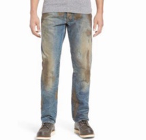 Un jean couvert de fausse boue vendu à 425 euros Un jean couvert de fausse boue vendu à 425 euros