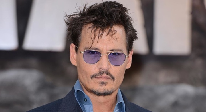 Johnny Depp surprend ses fans à Disneyland