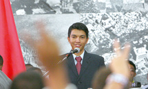 Ravalomonana démissionne au terme d’un bras de fer de près de deux mois : L’armée porte Rajoelina au pouvoir Ravalomonana démissionne au terme d’un bras de fer de près de deux mois : L’armée porte Rajoelina au pouvoir