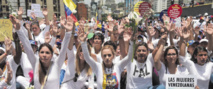 Les femmes du Venezuela dans la rue pour et contre Maduro Les femmes du Venezuela dans la rue pour et contre Maduro
