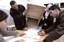 Il a été réélu pour un troisième mandat avec “90,24%” des voix : Bouteflika bien évidemment ! Il a été réélu pour un troisième mandat avec “90,24%” des voix : Bouteflika bien évidemment !