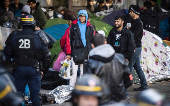 Des campements illicites de migrants évacués à Paris Des campements illicites de migrants évacués à Paris