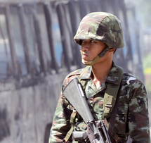 Les combats de rue ont fait plus de 70 blessés en Thaïlande : Violents affrontements à Bangkok Les combats de rue ont fait plus de 70 blessés en Thaïlande : Violents affrontements à Bangkok