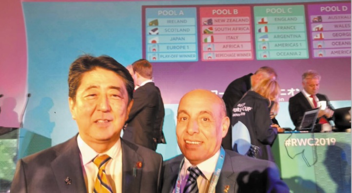 Le président de la CAR, Aziz Bougja, en compagnie du Premier ministre japonais, Shinzo Abe, lors du tirage au sort.