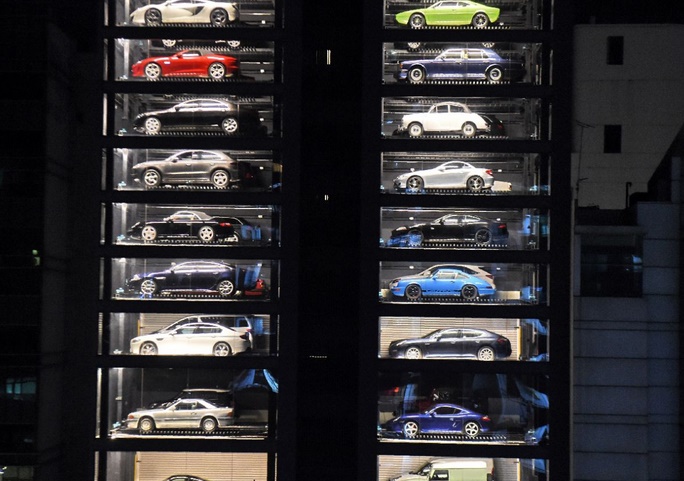Insolite : Distributeur automatique de voitures de luxe Insolite : Distributeur automatique de voitures de luxe