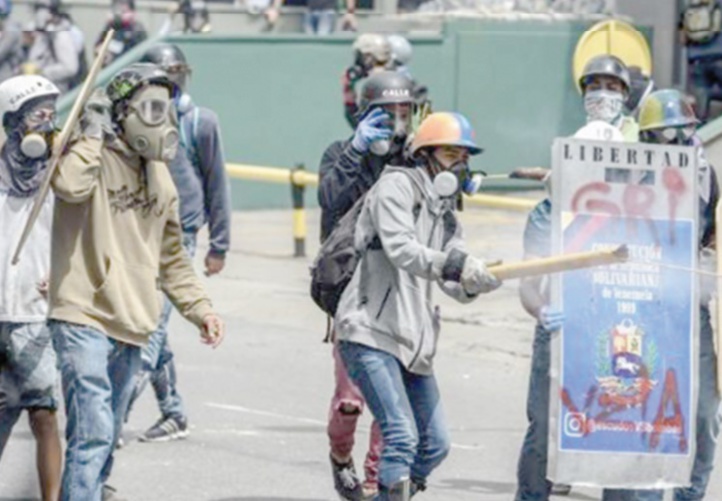 Maria, Manuel et Julio, manifestants cagoulés au Venezuela Maria, Manuel et Julio, manifestants cagoulés au Venezuela