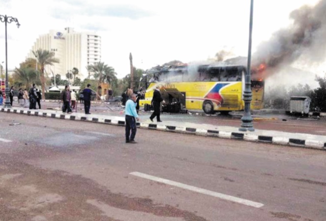 24 morts dans l'attaque d'un bus transportant des chrétiens en Egypte 24 morts dans l'attaque d'un bus transportant des chrétiens en Egypte