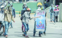 Maria, Manuel et Julio, manifestants cagoulés au Venezuela