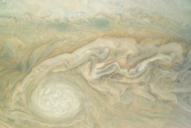 La sonde spatiale Juno révèle un visage très différent de Jupiter
