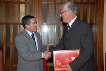Convention de partenariat au profit de la Communauté marocaine résidant à l’étranger : La RAM au service des MRE Convention de partenariat au profit de la Communauté marocaine résidant à l’étranger : La RAM au service des MRE