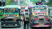 L'avenir incertain des jeepneys, "dinosaures" des routes philippines L'avenir incertain des jeepneys, "dinosaures" des routes philippines