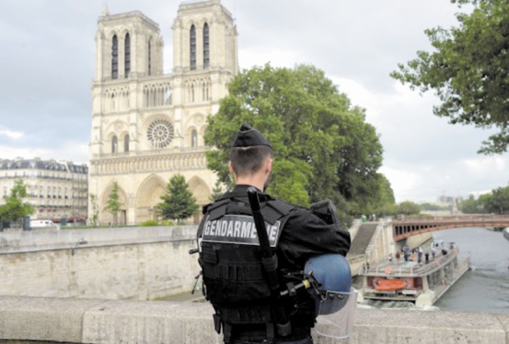Attaque contre un policier devant Notre-Dame à Paris Attaque contre un policier devant Notre-Dame à Paris