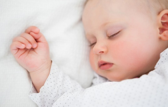 Les bébés dormiraient mieux dans leur propre chambre