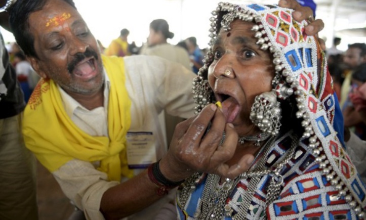 Insolite : Gober un poisson vivant contre l'asthme Insolite : Gober un poisson vivant contre l'asthme