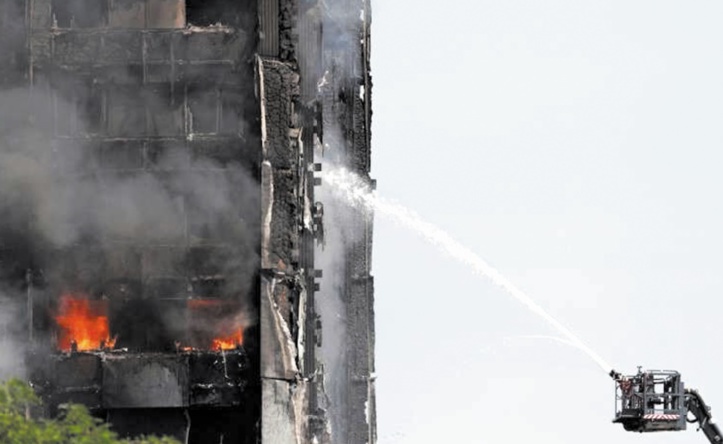 Les recherches de victimes de l’incendie de Londres continuent Les recherches de victimes de l’incendie de Londres continuent