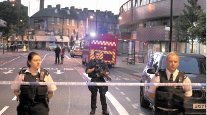 Une camionnette fonce sur des piétons à la sortie d'une mosquée à Londres Une camionnette fonce sur des piétons à la sortie d'une mosquée à Londres