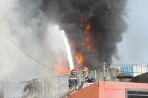 Un dépôt de “Colorado”  ravagé par le feu à Bouskoura