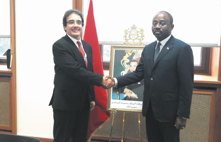 Poignée de main entre Abdelkrim Benatiq et Agapito Mba Moku. Poignée de main entre Abdelkrim Benatiq et Agapito Mba Moku.