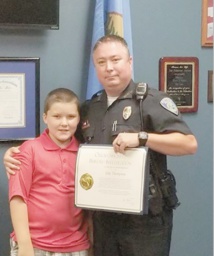 Un policier américain adopte l'enfant de 8 ans qu'il a sauvé de la maltraitance Un policier américain adopte l'enfant de 8 ans qu'il a sauvé de la maltraitance