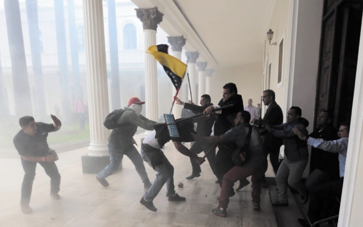 Le Parlement vénézuélien évacué après un siège de neuf heures par des pro-Maduro Le Parlement vénézuélien évacué après un siège de neuf heures par des pro-Maduro