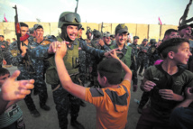 Les forces irakiennes célèbrent la libération de Moussoul Les forces irakiennes célèbrent la libération de Moussoul