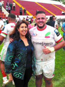 Le pilier Morad Akkaoui tout sourire en compagnie de sa cousine et fan, la charmante Amina. Le pilier Morad Akkaoui tout sourire en compagnie de sa cousine et fan, la charmante Amina.