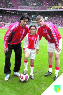 Nouri, enfant, aux côtés de Suarez et Huntelaar.