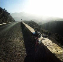 Tizi Aït Soukhmane culmine à 1800m et la petite reine n'a de cesse de l'ignorer Tizi Aït Soukhmane culmine à 1800m et la petite reine n'a de cesse de l'ignorer