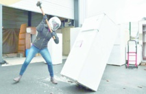 Casser un frigo à coups de masse pour évacuer les tracas du quotidien Casser un frigo à coups de masse pour évacuer les tracas du quotidien