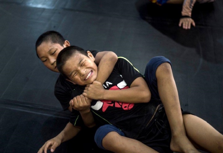 En Chine, les combats violents d'orphelins font débat En Chine, les combats violents d'orphelins font débat
