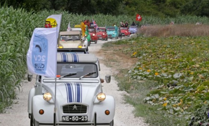 La 2CV entre surf et patrimoine architectural