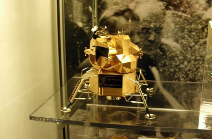 Vol d’une réplique en or du module lunaire de Neil Armstrong