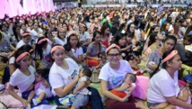 2.000 femmes allaitent leur bébé en public aux Philippines 2.000 femmes allaitent leur bébé en public aux Philippines