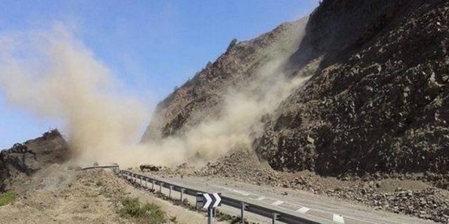 La circulation rétablie en alternance entre Taddart et Tichka après un éboulement rocheux La circulation rétablie en alternance entre Taddart et Tichka après un éboulement rocheux