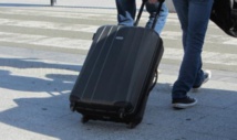 Deux bras dans la valise