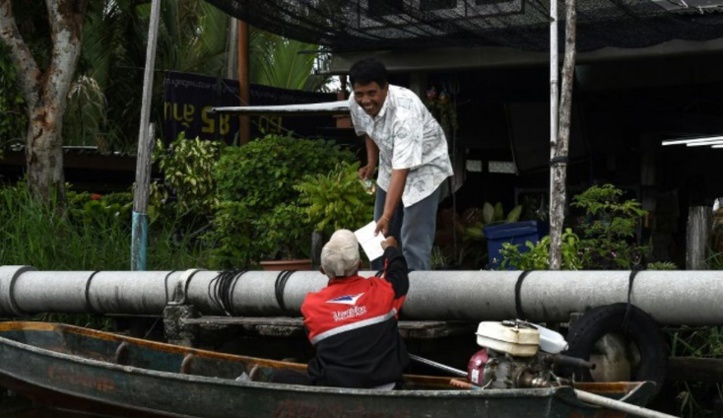 En Thaïlande, les derniers postiers à bateau En Thaïlande, les derniers postiers à bateau