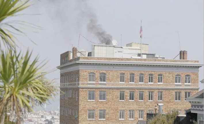 Une mystérieuse fumée noire sort du consulat russe de San Francisco Une mystérieuse fumée noire sort du consulat russe de San Francisco