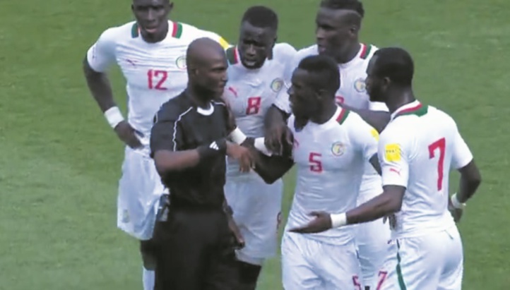 Afrique du Sud-Sénégal à rejouer L'arbitre suspendu à vie Afrique du Sud-Sénégal à rejouer L'arbitre suspendu à vie