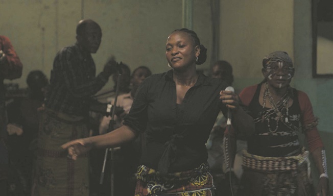 “Félicité” d'Alain Gomis, le combat d'une mère pour la survie de son fils unique “Félicité” d'Alain Gomis, le combat d'une mère pour la survie de son fils unique