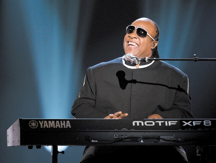 ​Stevie Wonder s'agenouille durant un concert contre la pauvreté