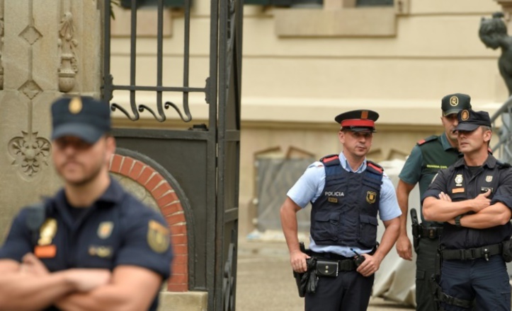 Madrid s'attaque aux bureaux de vote du référendum interdit Madrid s'attaque aux bureaux de vote du référendum interdit