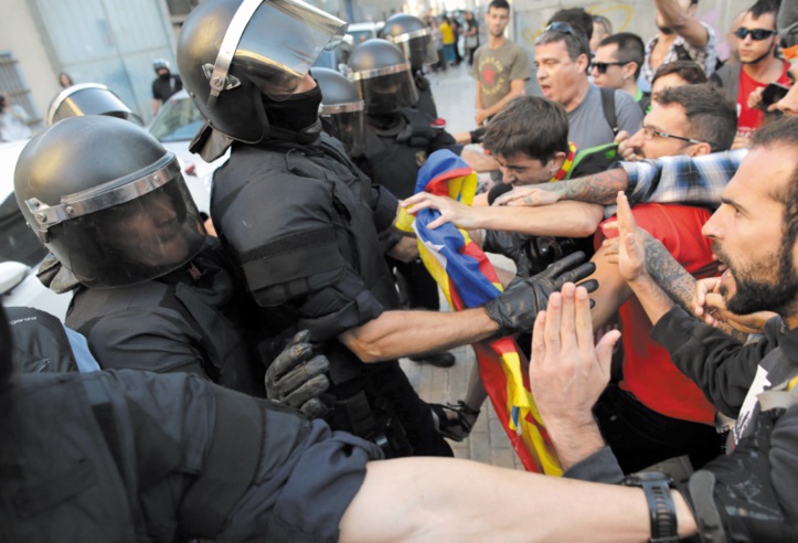 Les Catalans votent en défi aux autorités espagnoles Les Catalans votent en défi aux autorités espagnoles