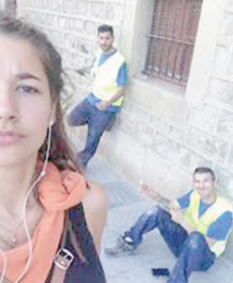 Des selfies avec ses harceleurs Des selfies avec ses harceleurs