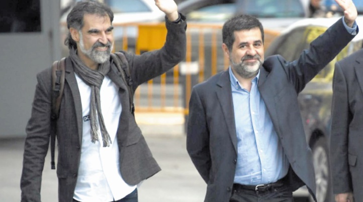 Deux dirigeants indépendantistes emblématiques de la Catalogne placés en détention