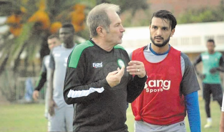L’entraîneur de l’OCK Bernard Simondi en compagnie d’Aït Bihii. L’entraîneur de l’OCK Bernard Simondi en compagnie d’Aït Bihii.