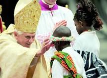 Benoît XVI agressé à l’entrée de la basilique Saint-Pierre : Le pape appelle à l’accueil des immigrés Benoît XVI agressé à l’entrée de la basilique Saint-Pierre : Le pape appelle à l’accueil des immigrés